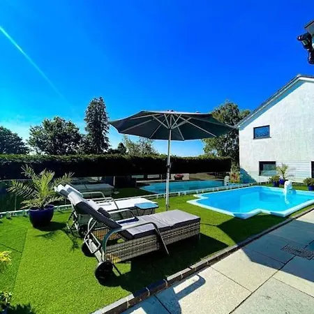 The Pool House-with Totally Private Heated Pool Beetham